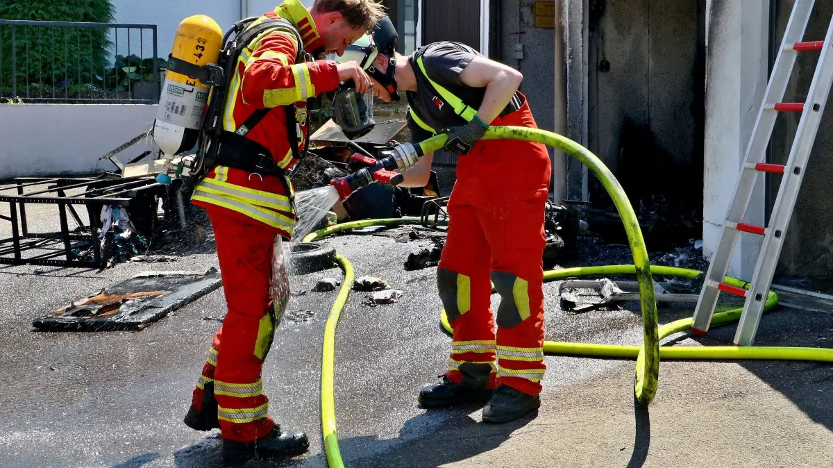 02.07.2026: Während am Donnerstagmittag bereits eine Vielzahl von Einsatzkräften der Leonberger Feuerwehr bei einem Gefahrgutunfall auf der A8 im Einsatz waren, meldeten Anrufer gegen 14 Uhr den Brand mehrerer Garagen im Ortsteil Höfingen. Die ILS Böblingen alarmierte daraufhin die Abteilungen Leonberg-Innenstadt, Höfingen und Gebersheim. Eine weithin sichtbare Rauchwolke wies den anfahrenden Kräften den Weg. Beim Eintreffen brannte eine Garage in einer Garagenanlage in voller Ausdehnung. Umgehend wurden zwei Rohre zur Brandbekämpfung vorgenommen. Mit einer Wärmebildkamera wurde kontrolliert ob sich das Feuer in das Dach bzw. die angrenzenden Garagen durchgefressen hatte. Nachdem der Brand gelöscht war, wurde im Rahmen der Nachlöscharbeiten die Garage ausgeräumt und mit dem Hochleistungslüfter entraucht.
Foto: KS-Images.de/Andreas Rometsch