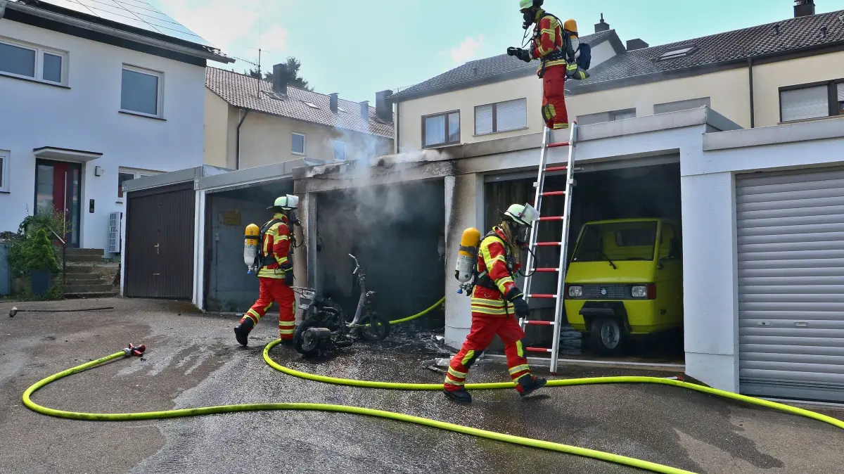 02.07.2026: Während am Donnerstagmittag bereits eine Vielzahl von Einsatzkräften der Leonberger Feuerwehr bei einem Gefahrgutunfall auf der A8 im Einsatz waren, meldeten Anrufer gegen 14 Uhr den Brand mehrerer Garagen im Ortsteil Höfingen. Die ILS Böblingen alarmierte daraufhin die Abteilungen Leonberg-Innenstadt, Höfingen und Gebersheim. Eine weithin sichtbare Rauchwolke wies den anfahrenden Kräften den Weg. Beim Eintreffen brannte eine Garage in einer Garagenanlage in voller Ausdehnung. Umgehend wurden zwei Rohre zur Brandbekämpfung vorgenommen. Mit einer Wärmebildkamera wurde kontrolliert ob sich das Feuer in das Dach bzw. die angrenzenden Garagen durchgefressen hatte. Nachdem der Brand gelöscht war, wurde im Rahmen der Nachlöscharbeiten die Garage ausgeräumt und mit dem Hochleistungslüfter entraucht.
Foto: KS-Images.de/Andreas Rometsch