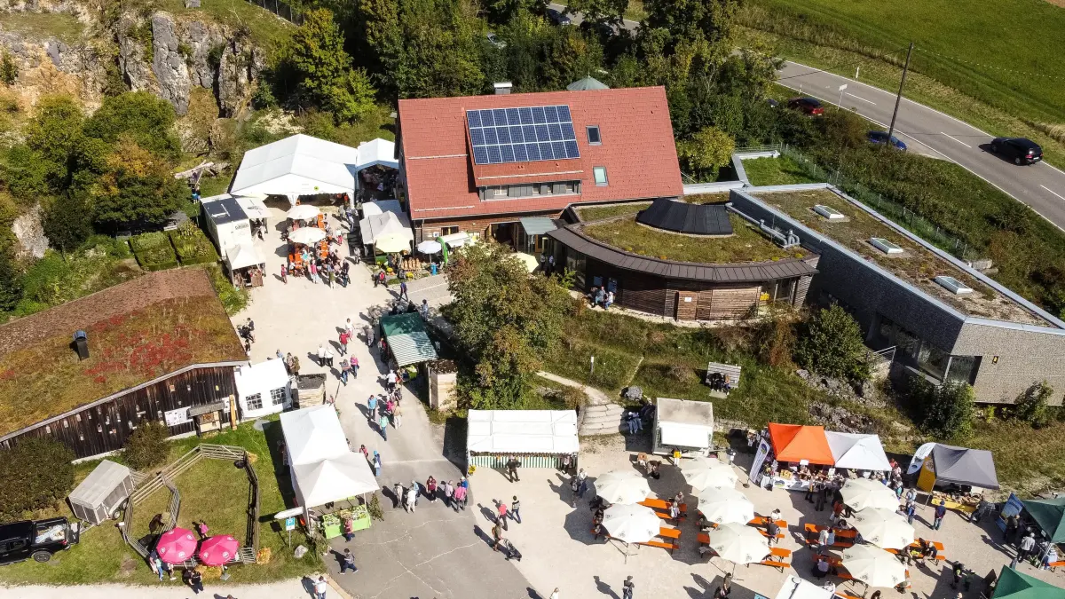 Das Naturschutzzentrum Schopflocher Alb wurde 1996 gemeinsam vom Land Baden-Württemberg und dem Landkreis Esslingen eröffnet.