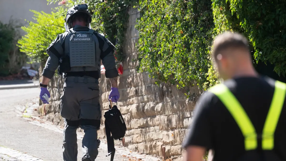 Streit um Haus eskaliert: Mordermittlungen gegen 61-Jährigen: 02.07.2026, Baden-Württemberg, Ingersheim: Ein Entschärfter der Polizei geht in der Nähe eines Wohnhauses in Ingersheim im Landkreis Ludwigsburg. Nach einem eskalierten Familienstreit um ein Wohnhaus ermitteln die Behörden gegen einen der Bewohner wegen des Verdachts des versuchten Mordes. Weil nicht auszuschließen gewesen sei, dass sich auch explosive Stoffe in dem Haus oder einer Garage befinden, sind auch Entschärfer des Landeskriminalamts vor Ort. Foto: Marijan Murat/dpa +++ dpa-Bildfunk +++