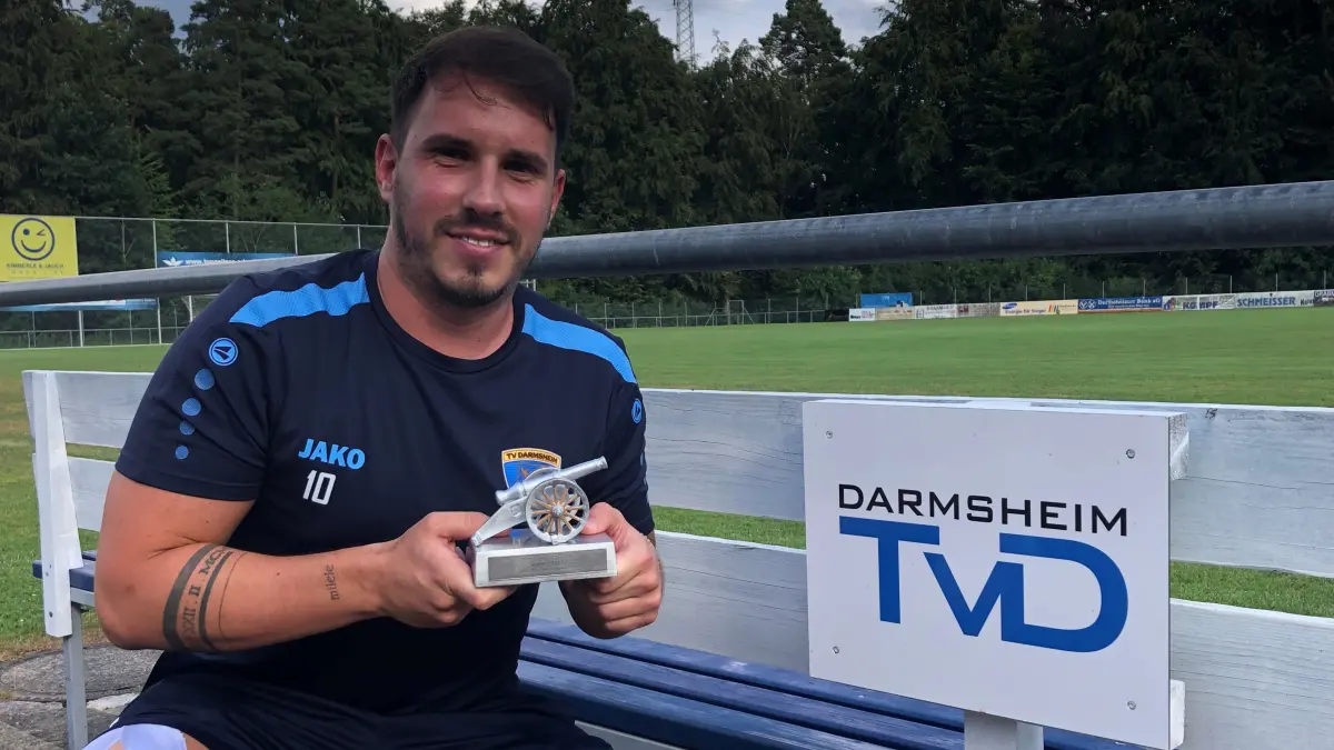 Simon Lindner war mit 27 Toren bester Schütze der Bezirksliga Stuttgart/Böblingen und hat deshalb die Torjägerkanone unsere Zeitung bekommen.
