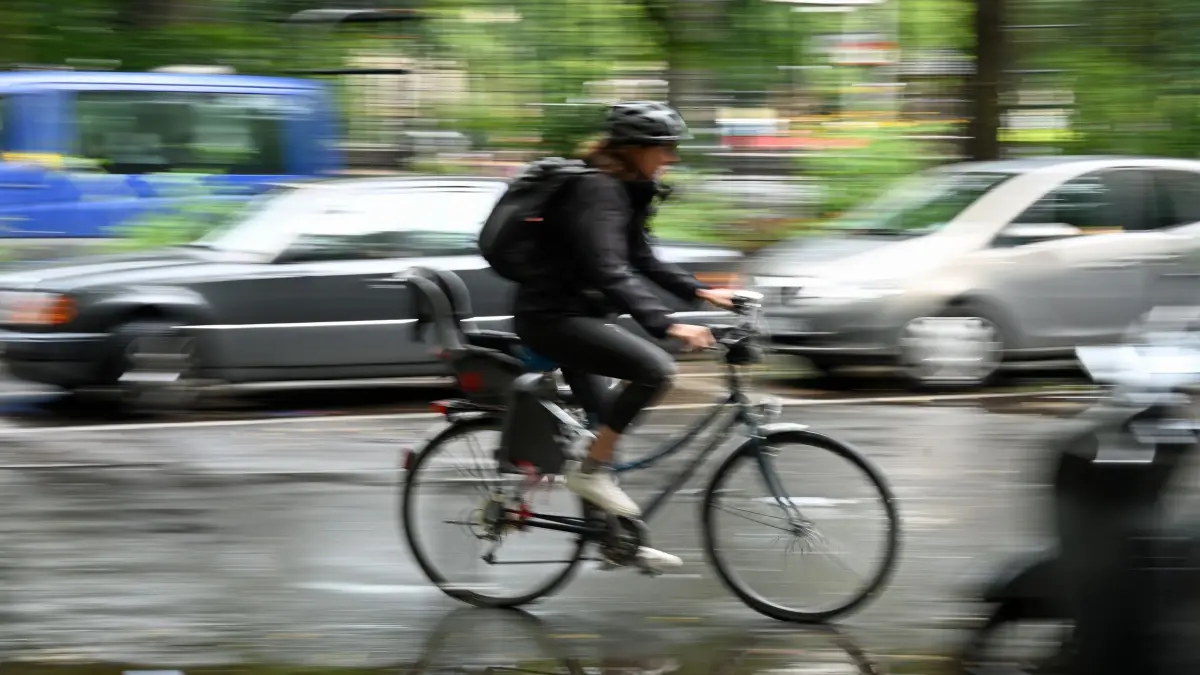 Mit dem Fahrrad durch die Stadt: ARCHIV - 22.07.2025, Berlin: Eine Frau fährt mit dem Fahrrad durch das Graefekiez in Kreuzberg. (zu dpa: «Gesetz erlaubt weniger Tempo beim Radnetz-Ausbau in Berlin») Foto: Malin Wunderlich/dpa +++ dpa-Bildfunk +++