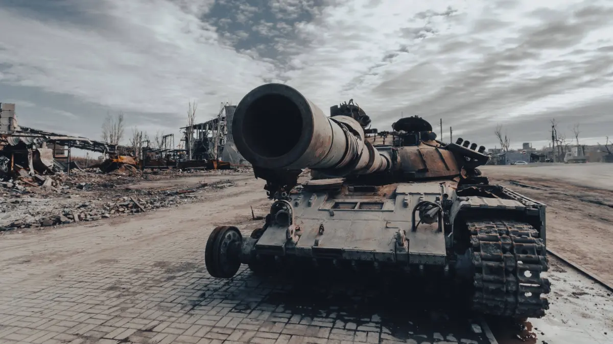 Zerstörter russischer Panzer in einer zerstörten ukrainischen Stadt (Archivbild).