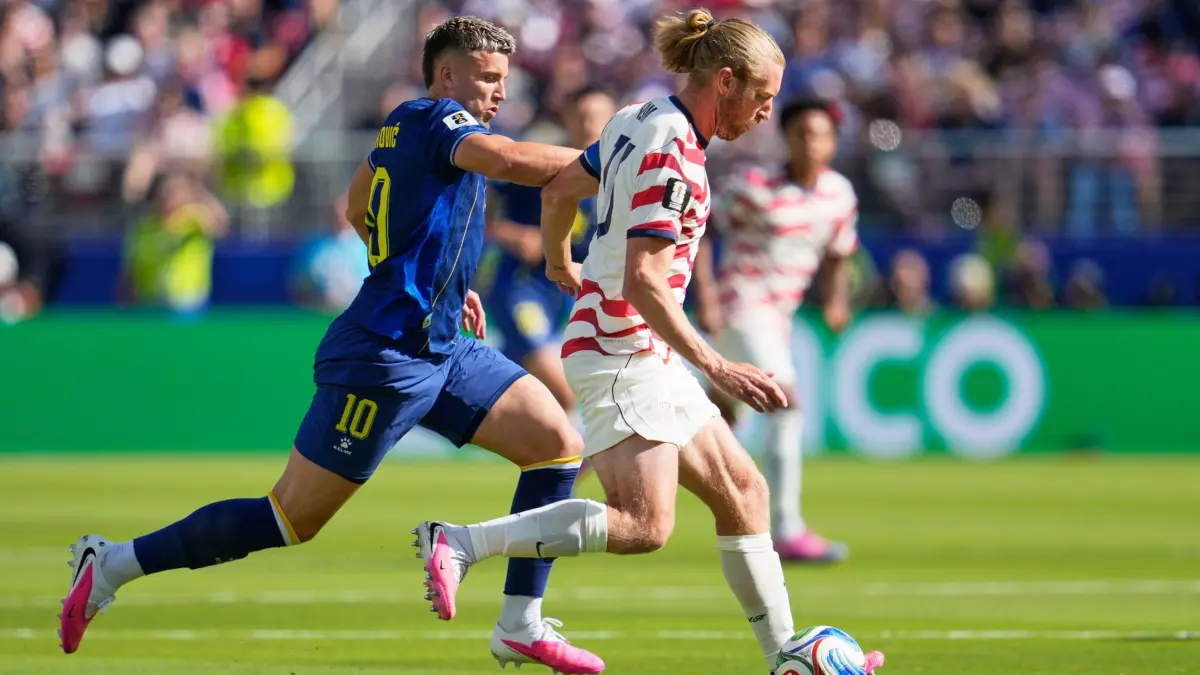 WM 2026 - USA - Bosnien-Herzegowina: 01.07.2026, USA, Santa Clara: Fußball, Männer, WM 2026, USA - Bosnien-Herzegowina, Finalrunde, Sechzehntelfinale, im San Francisco - Bay Area -Stadion in Santa Clara. Der US-Amerikaner Tim Ream (r) im Zweikampf mit Bosniens Ermedin Demirovic. Foto: Eugene Hoshiko/AP/dpa +++ dpa-Bildfunk +++