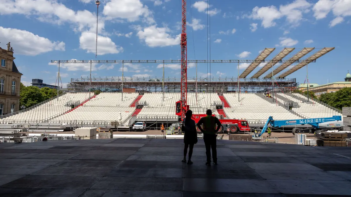 Jazz Open 2026: Aufbau der großen Tribühne und Bühne im Ehrenhof des Neuen Schloss für die Jazz Open 2026 in Stuttgart.