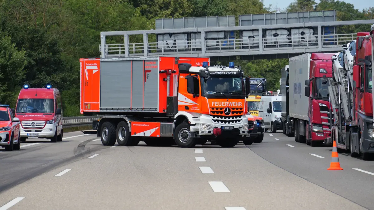 Gegen 11.50 Uhr wurde die Polizei von der Integrierten Leitstelle informiert, dass ein Gefahrguttransporter zwischen dem Rasthof Sindelfinger Wald und dem Autobahnkreuz Stuttgart gestoppt hat. Gemaess den derzeitigen Erkenntnissen befinden sich auf der Ladeflaeche des Sattelzugs Behaeltnisse mit Gefahrgut. Eines der Behaeltnisse schlug leck und der enthaltene entzuendbare fluessige Stoff lief innerhalb des Gefahrguttransporters aus. Der Sattelzug selbst ist weiterhin intakt.<br />
<br />
Derzeit ist die Bundesautobahn 8 in Fahrtrichtung Muenchen voll gesperrt. Es hat sich bereits aus Fahrtrichtung Karlsruhe sowie auf der Bundesautobahn 81 aus Richtung Heilbronn kommend Rueckstau gebildet.<br />
<br />
Der Verkehr auf der BAB 8 aus Richtung Karlsruhe wird im weiteren Verlauf an der Anschlussstelle Leonberg-Ost ab- und auf die B 831 bei Stuttgart umgeleitet, um so wieder in Fahrtrichtung Muenchen zu gelangen. Der Verkehr auf der BAB 81 aus Richtung Heilbronn wird an der Anschlussstelle Leonberg-West abgeleitet und ueber die Anschlussstelle Boeblingen-Hulb umgeleitet, um so wieder in Richtugn Muenchen fahren zu koennen.<br />
<br />
Feuerwehr, Rettungsdienst, Autobahnmeisterei und Polizei befinden sich mit starken Kraeften im Einsatz. Das Gefahrgut wird derzeit durch die Feuerwehr gekuehlt.<br />
<br />