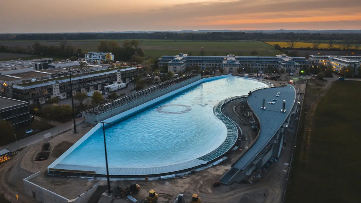 45 Millionen Euro kostete der Bau des 180 Meter langen Surfpools.