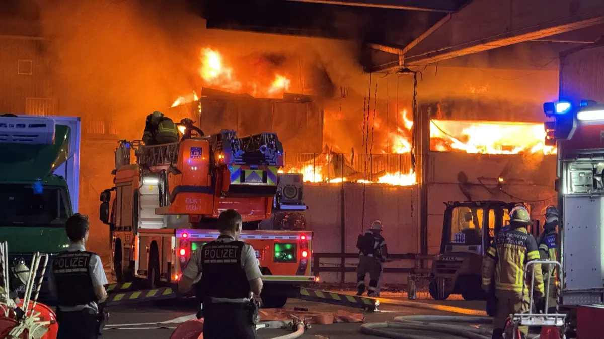 Stuttgart: Grossbrand einer Lagerhalle auf dem Grossmarktgelaende Stuttgart - Flammen Bilde: Aktuell brennt auf dem Stuttgarter Grossmarktgelaende, eine Lagerhalle in voller Ausdehnung. Die Feuerwehr Stuttgart ist mit zahlreichen Kraeften im Einsatz und es wurden auch weitere Einsatzkraefte der Freiwilligen Feuerwehr nachgefordert stand 23:15 Uhr