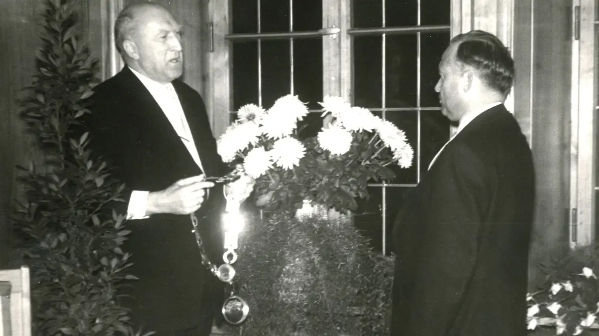 Landrat Karl Heß mit der Amtskette für Oberbürgermeister Wolfgang Brumme