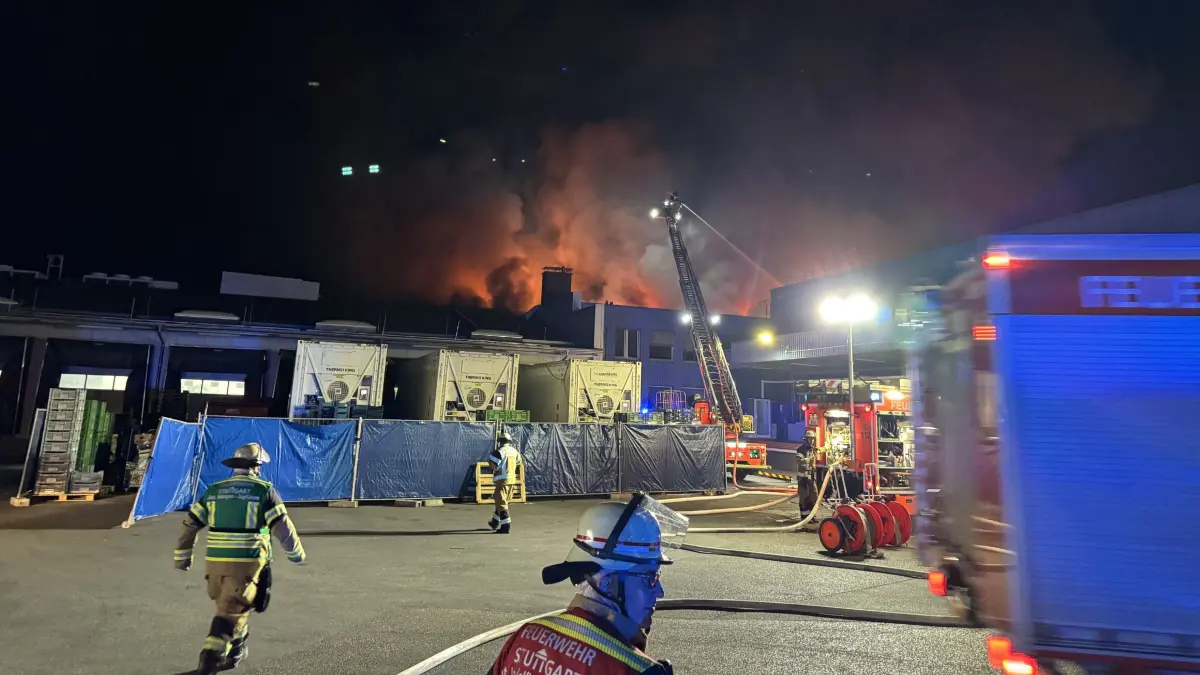 Stuttgart: Grossbrand einer Lagerhalle auf dem Grossmarktgelaende Stuttgart - Flammen Bilde: Aktuell brennt auf dem Stuttgarter Grossmarktgelaende, eine Lagerhalle in voller Ausdehnung. Die Feuerwehr Stuttgart ist mit zahlreichen Kraeften im Einsatz und es wurden auch weitere Einsatzkraefte der Freiwilligen Feuerwehr nachgefordert stand 23:15 Uhr