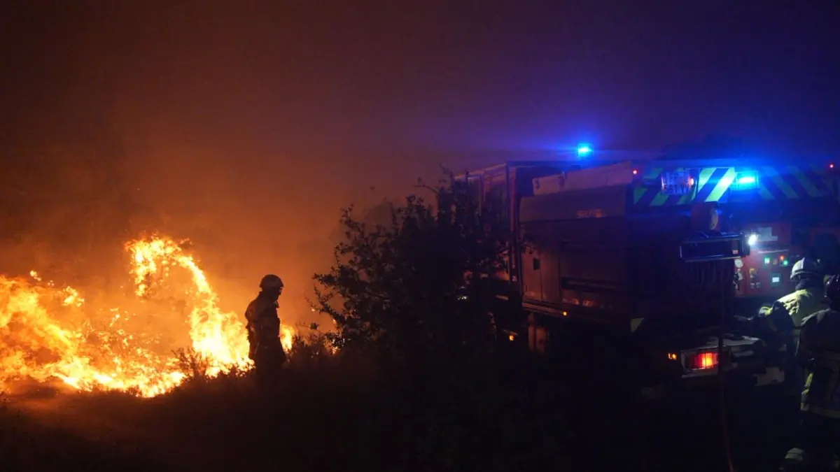 Dieses von der französischen Feuerwehr SDIS13 zur Verfügung gestellte Foto zeigt den Waldbrand in der Nähe von La Fare in Südfrankreich.