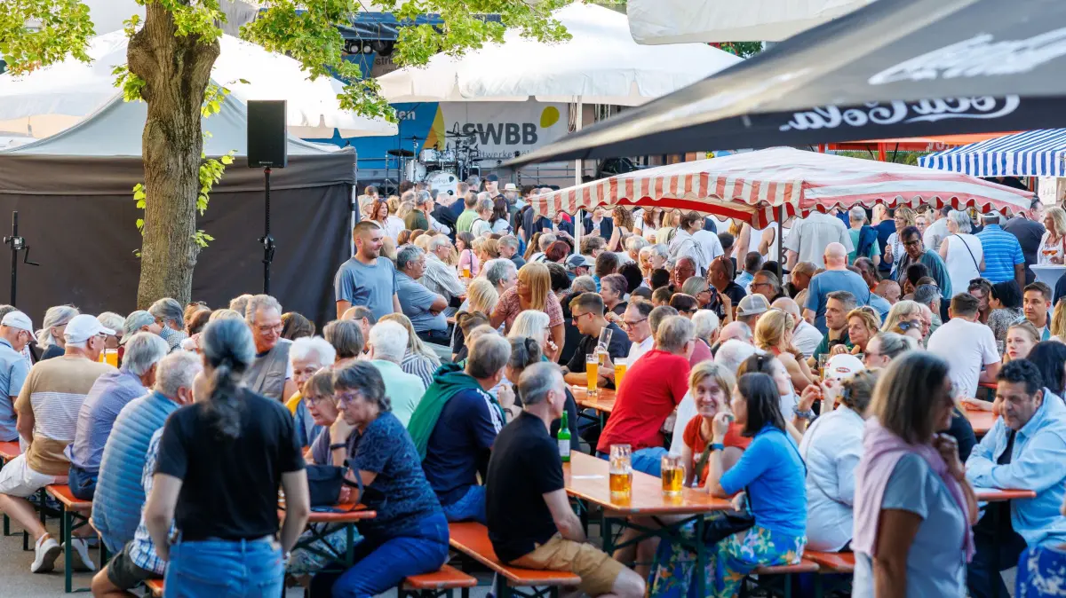 43. Stadtfest: Böblingen, Stadtfest, Fassanstich mit Stefan Belz und Lukas Dinklacker am Pestalozzihof.