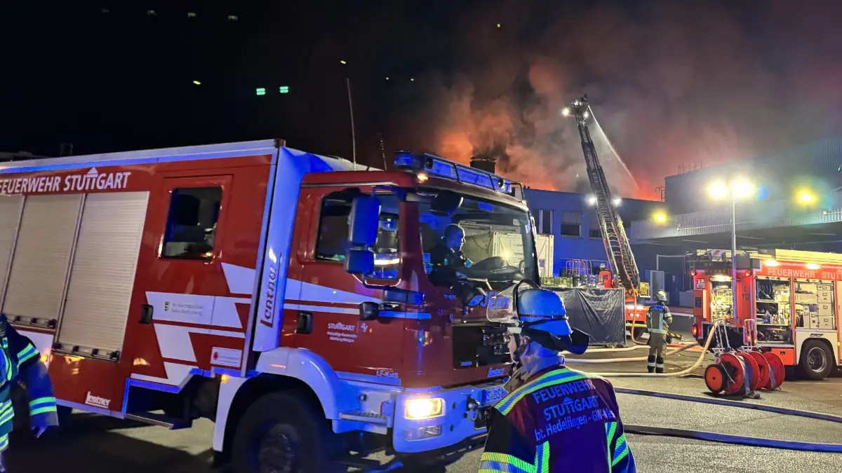 Stuttgart: Grossbrand einer Lagerhalle auf dem Grossmarktgelaende Stuttgart - Flammen Bilde: Aktuell brennt auf dem Stuttgarter Grossmarktgelaende, eine Lagerhalle in voller Ausdehnung. Die Feuerwehr Stuttgart ist mit zahlreichen Kraeften im Einsatz und es wurden auch weitere Einsatzkraefte der Freiwilligen Feuerwehr nachgefordert stand 23:15 Uhr