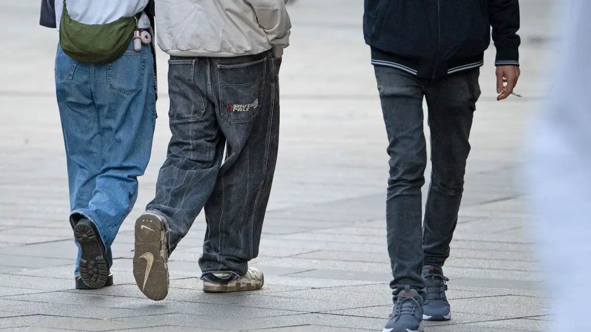 Junge Menschen: ARCHIV - 16.01.2025, Baden-Württemberg, Stuttgart: Drei Jugendliche in Jeans. (zu dpa: «Land nimmt Empfehlungen für mehr Jugendbeteiligung in MV an») Foto: Helena Dolderer/dpa +++ dpa-Bildfunk +++