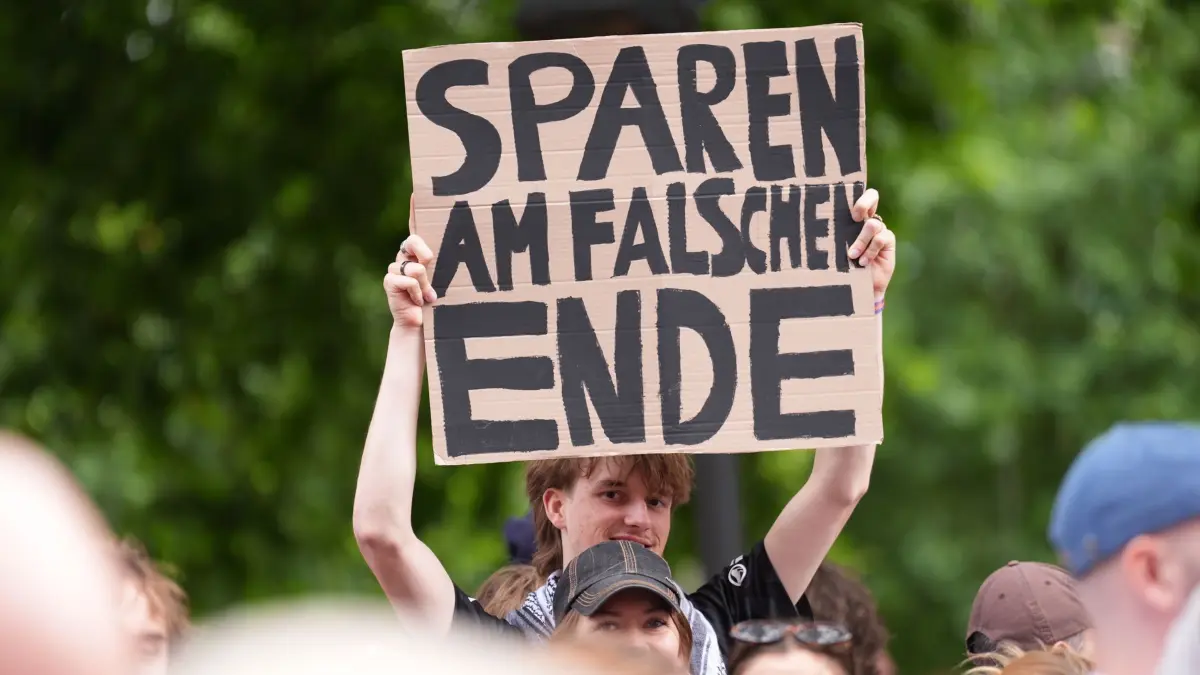 Kundgebung gegen sozialen Kahlschlag: 03.07.2026, Hamburg: Teilnehmerinnen und Teilnehmer demonstrieren in der Innenstadt während einer Kundgebung des Deutschen Gewerkschaftsbundes (DGB) und des Mietvereins zu Hamburg gegen Sozialabbau und für einen starken solidarischen Sozialstaat sowie für bezahlbares Wohnen und einen bundesweiten Mietenstopp. Der DGB Hamburg und der Mietverein zu Hamburg hat zu der Kundgebung unter dem Motto "Nein zum sozialen Kahlschlag - Sozialstaatsretter*innen stehen zusammen!" aufgerufen. Foto: Marcus Brandt/dpa +++ dpa-Bildfunk +++