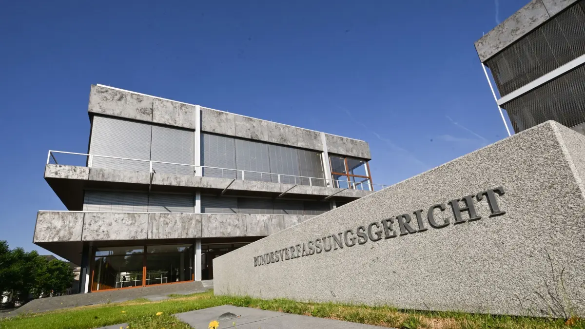 Bundesverfassungsgericht: ARCHIV - 23.06.2026, Baden-Württemberg, Karlsruhe: Ein Schild mit der Aufschrift Bundesverfassungsgericht steht vor dem Gebäude des Bundesverfassungsgerichts in Karlsruhe. (zu dpa: «Linke will neues Heizgesetz vor Gericht vorerst stoppen») Foto: Bernd Weißbrod/dpa +++ dpa-Bildfunk +++