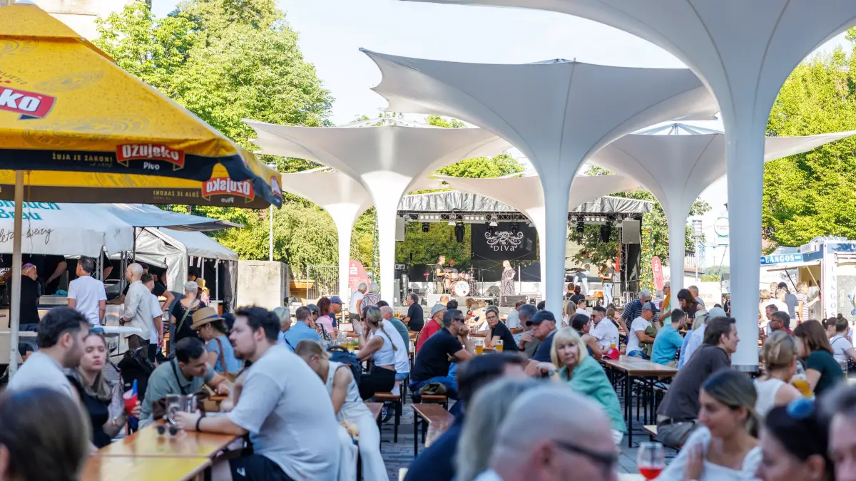 43. Stadtfest: Böblingen, Stadtfest, Fassanstich mit Stefan Belz und Lukas Dinklacker am Pestalozzihof.