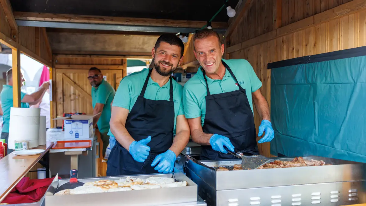 43. Stadtfest: Böblingen, Stadtfest, Fassanstich mit Stefan Belz und Lukas Dinklacker am Pestalozzihof.