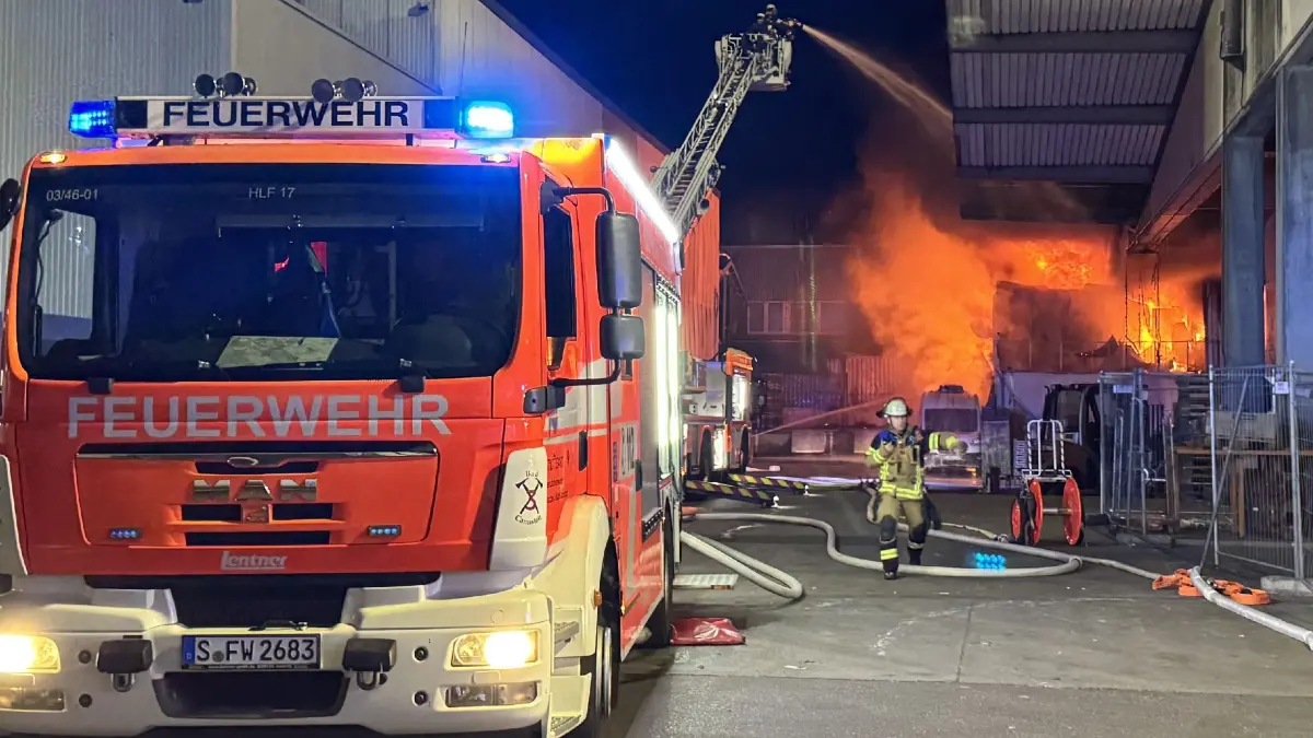 Aktuell brennt auf dem Stuttgarter Grossmarktgelaende, eine Lagerhalle in voller Ausdehnung. Die Feuerwehr Stuttgart ist mit zahlreichen Kraeften im Einsatz und es wurden auch weitere Einsatzkraefte der Freiwilligen Feuerwehr nachgefordert stand 23:15 Uhr