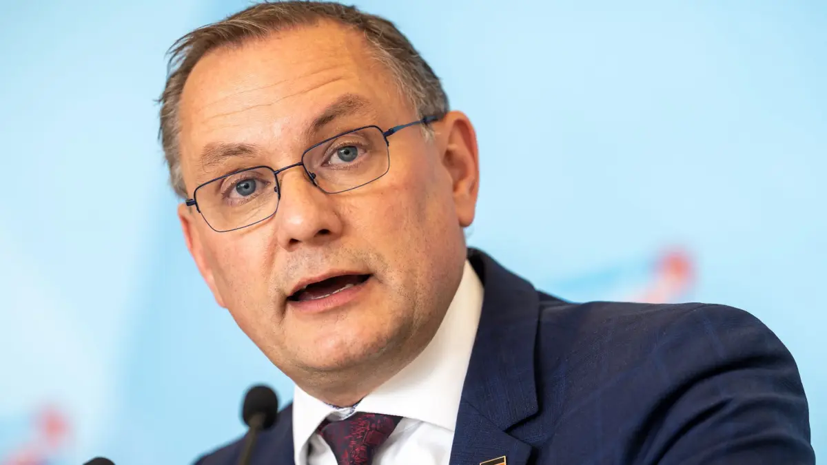 AfD-Chef Tino Chrupalla (Archivbild): ARCHIV - 09.06.2026, Berlin: Tino Chrupalla, Bundesvorsitzender und Fraktionsvorsitzende der AfD im Bundestag, nimmt am Pressestatement vor Beginn der AfD Fraktionssitzung im Bundestag teil. (zu dpa: «Chrupalla vor AfD-Parteitag: Hoffe, dass es friedlich bleibt») Foto: Michael Kappeler/dpa +++ dpa-Bildfunk +++