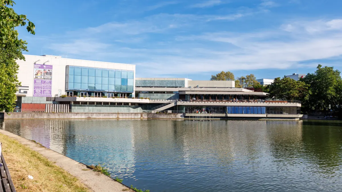 Kongresshalle: Böblingen, Trotz eines erheblichen Defizits wollen die Stadträte die Sindelfinger Stadthalle und die Böblinger Kongresshalle erhalten - doch es gibt auch ein paar Sticheleien zwischen BB und Sifi.