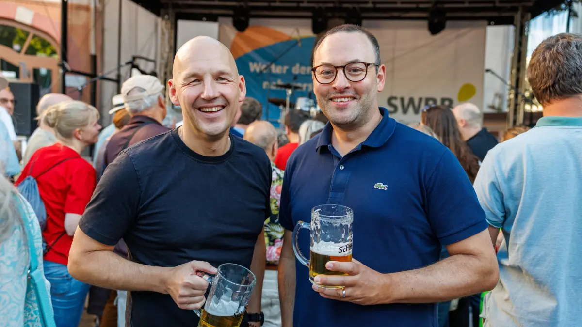 43. Stadtfest: Böblingen, Stadtfest, Fassanstich mit Stefan Belz und Lukas Dinklacker am Pestalozzihof.