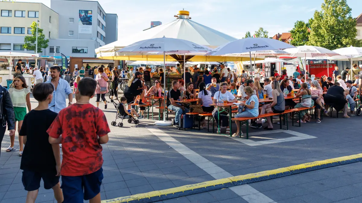 43. Stadtfest: Böblingen, Stadtfest, Fassanstich mit Stefan Belz und Lukas Dinklacker am Pestalozzihof.
