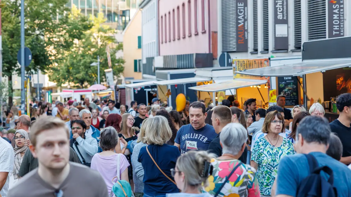 43. Stadtfest: Böblingen, Stadtfest, Fassanstich mit Stefan Belz und Lukas Dinklacker am Pestalozzihof.