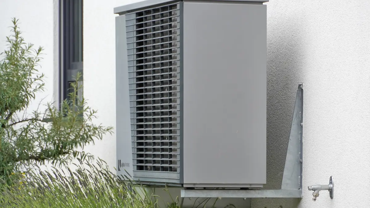 Gebäudeenergiegesetz, umweltfreundliche Wärmesysteme, Wärmepumpe von alpha innotec vor einem Wohnhaus, zukunftsorientiert, effiziente Heizsysteme, Elektrotechnik *** Building Energy Act, environmentally friendly Heating systems, Heat pump from Alpha Innotec before a Residential house, future-oriented, effective Heating systems, Electrical engineering 1131610119