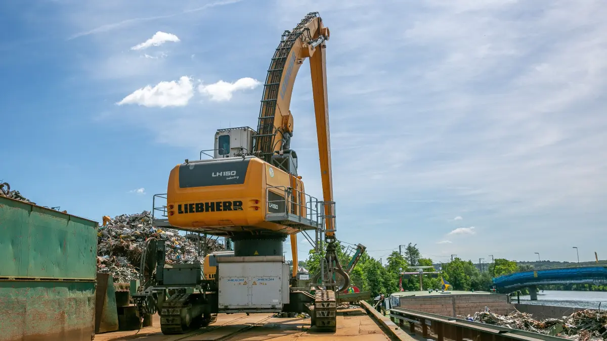 foto: Roberto Bulgrin
03. 07. 2026
Plochingen, Einer der groessten Elektrobagger Deutschlands steht beim Kaatsch