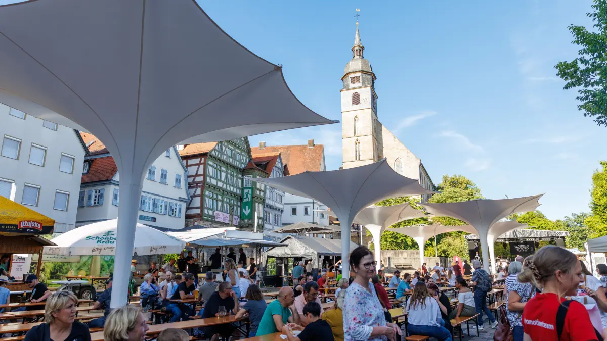 43. Stadtfest: Böblingen, Stadtfest, Fassanstich mit Stefan Belz und Lukas Dinklacker am Pestalozzihof.