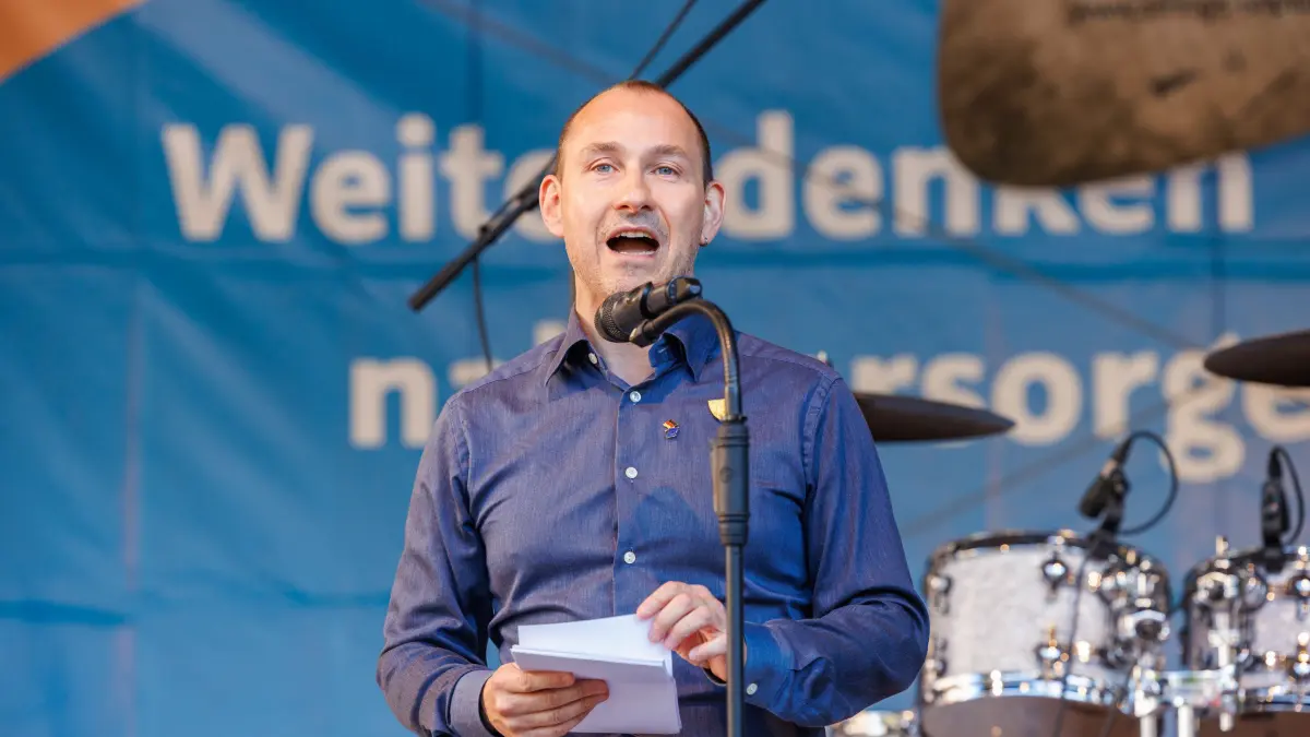 43. Stadtfest: Böblingen, Stadtfest, Fassanstich mit Stefan Belz und Lukas Dinklacker am Pestalozzihof.