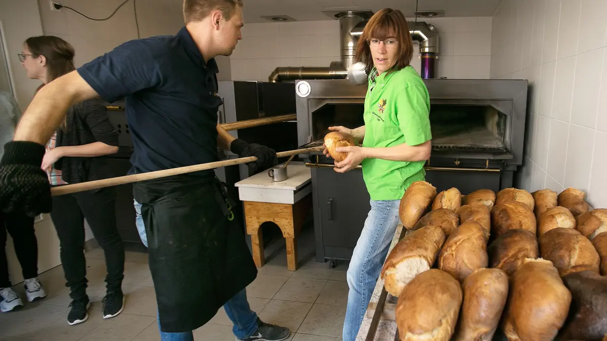 Einweihung neues Backhaus in Erkenbrechsweiler. V.l.n.r Backfrauen Anke Altdorfer und Florian Goller.