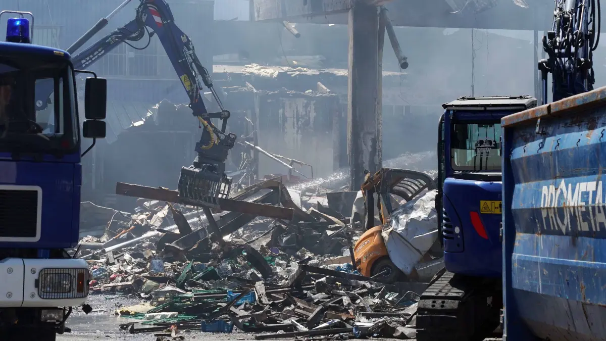 Stuttgart Wangen Grossmarkt der Grossbrand ist geloescht, der Schaden geht in die Millionen, gut 200 Feuerwehrmaenner haben geloescht. Man kann froh sein das der Grossmarkt nicht nur eine Halle hat sonderen mehrere Gebaeude sonst ware es noch schlimmer gewesen . Auch das THW ist im Grosseinsatz. Foto Andreas Rosar Fotoagentur-Stuttgart 04.07.2026
