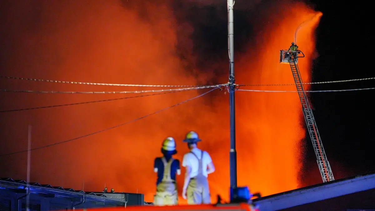 Großbrand in Stuttgart: 03.07.2026, Baden-Württemberg, Stuttgart: Einsatzkräfte der Feuerwehr bekämpfen einen Brand in einem Gewerbegebiet in Stuttgart. Nach Angaben der Feuerwehr brennt ein Hallenkomplex des dortigen Großmarktes. Foto: Enrique Kaczor/dpa +++ dpa-Bildfunk +++