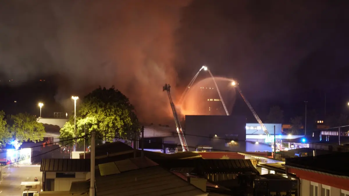 Stuttgart Wangen Grossbrand Grossmarkt die Feuerwehr im Grosseinsatz.
Foto Andreas Rosar Fotoagentur-Stuttgart 04.07.2026