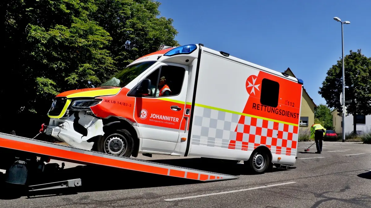 04.07.2026: Ein schwerer Verkehrsunfall mit Beteiligung eines Rettungswagens ereignete sich am Samstagnachmittag in Ludwigsburg. Nach bisher unbestätigten Angaben kollidierten ein RTW der Johanniter-Unfall-Hilfe und ein Pkw im Kreuzungsbereich Frankfurter Straße / Monrepostraße, eines der Fahrzeuge rammte dabei noch ein Verkehrszeichen. im Pkw wurden nach unbestätigten Zeugenaussagen Insassen verletzt. Mehr Angaben zu Hergang und Schadenssumme konnten die PVB vor Ort nicht machen.
Foto: KS-Images.de/Andreas Rometsch