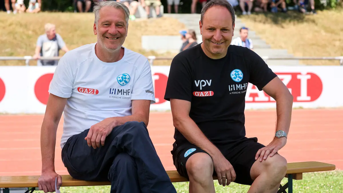 Fußball SV Stuttgarter Kickers vs. Young Boys Reutlingen : BAU // 04.07.2026, Deutschland, Stuttgart, Fussball Testspiel, Regionalliga Südwest,
SV Stuttgarter Kickers vs. Young Boys Reutlingen, v.l. Kickers Sportdirektor Lutz Siebrecht, Trainer Holger Bachthaler (Kickers)