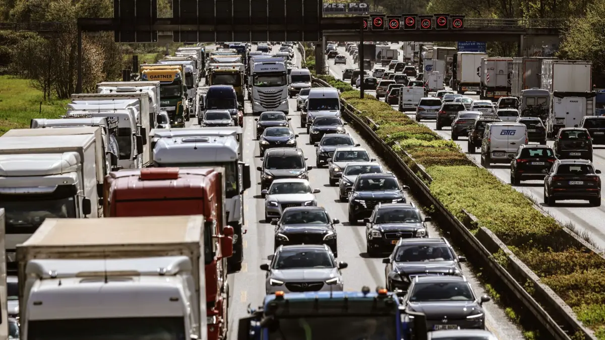 Verkehr auf NRW-Autobahn: ARCHIV - 28.03.2024, Nordrhein-Westfalen, Köln: Pkw und Lkw stehen auf dem Kölner Ring im Verkehr vor den Osterfeiertagen im Stau. (zu dpa: «Ferien in Sicht - Zehn Tipps für eine entspannte Autoreise») Foto: Oliver Berg/dpa +++ dpa-Bildfunk +++