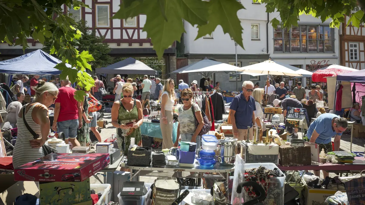 Flohmarkt: Leonberg - Flohmarkt auf dem Marktplatz