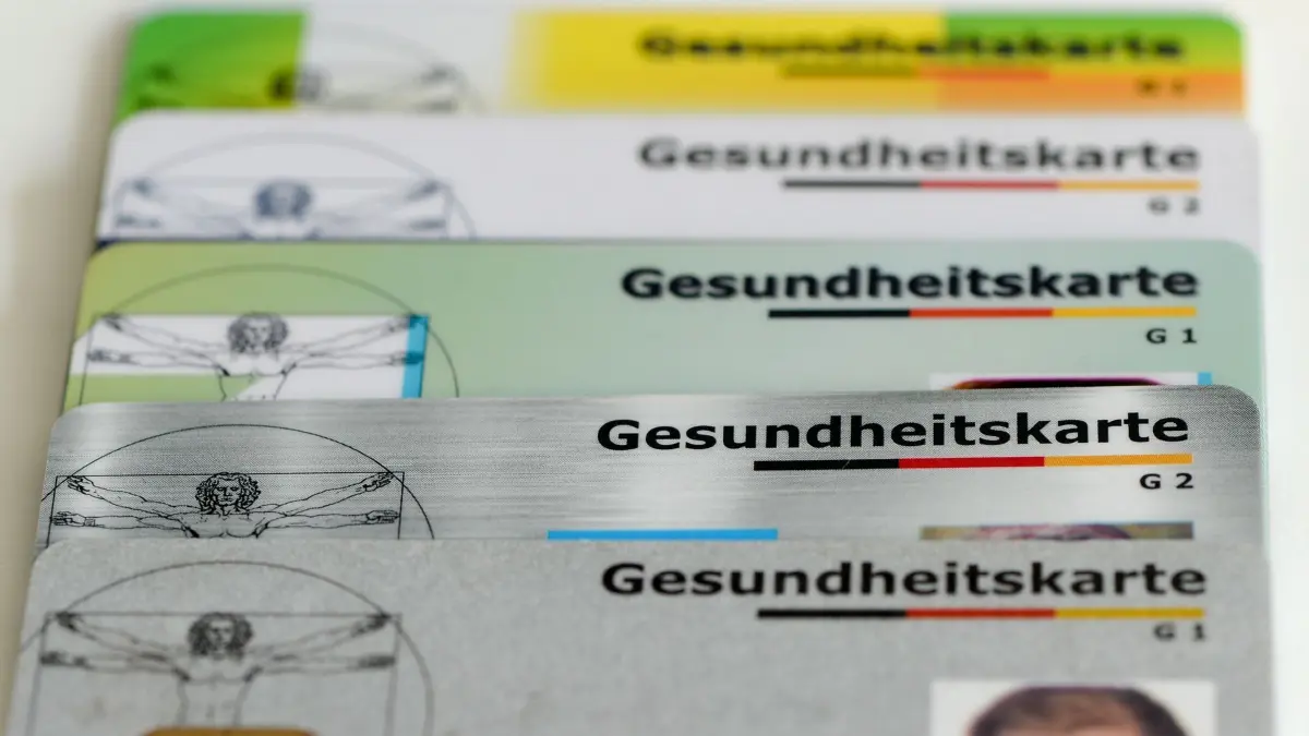 Krankenversicherungskarten: ARCHIV - 17.04.2018, Berlin: Gesundheitskarten verschiedener Krankenkassen liegen auf einem Tisch. (zu dpa: «Nachsteuerungen bei Gesundheits-Sparpaket») Foto: Jens Kalaene/dpa-Zentralbild/dpa +++ dpa-Bildfunk +++