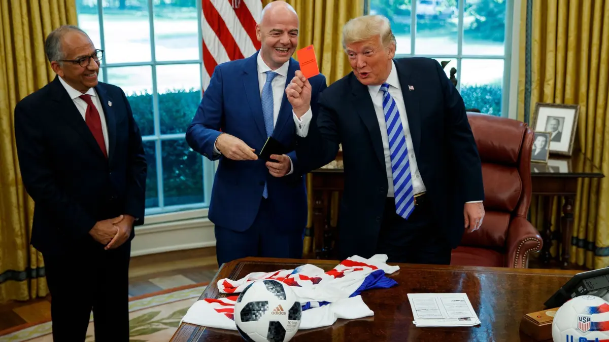 FIFA-Präsident Infantino bei US-Präsident Trump: ARCHIV - 28.08.2018, USA, Washington: 28.08.2018, USA, Washington: Präsident Donald Trump (r) hält während eines Treffens mit FIFA-Präsident Gianni Infantino (M) und US-Fußballverbandspräsident Carlos Cordeiro im Oval Office des Weißen Hauses eine rote Karte. (zu dpa: «Trump dankt FIFA: Belgien von aufgehobener Sperre «erstaunt»») Foto: Evan Vucci/AP/dpa +++ dpa-Bildfunk +++