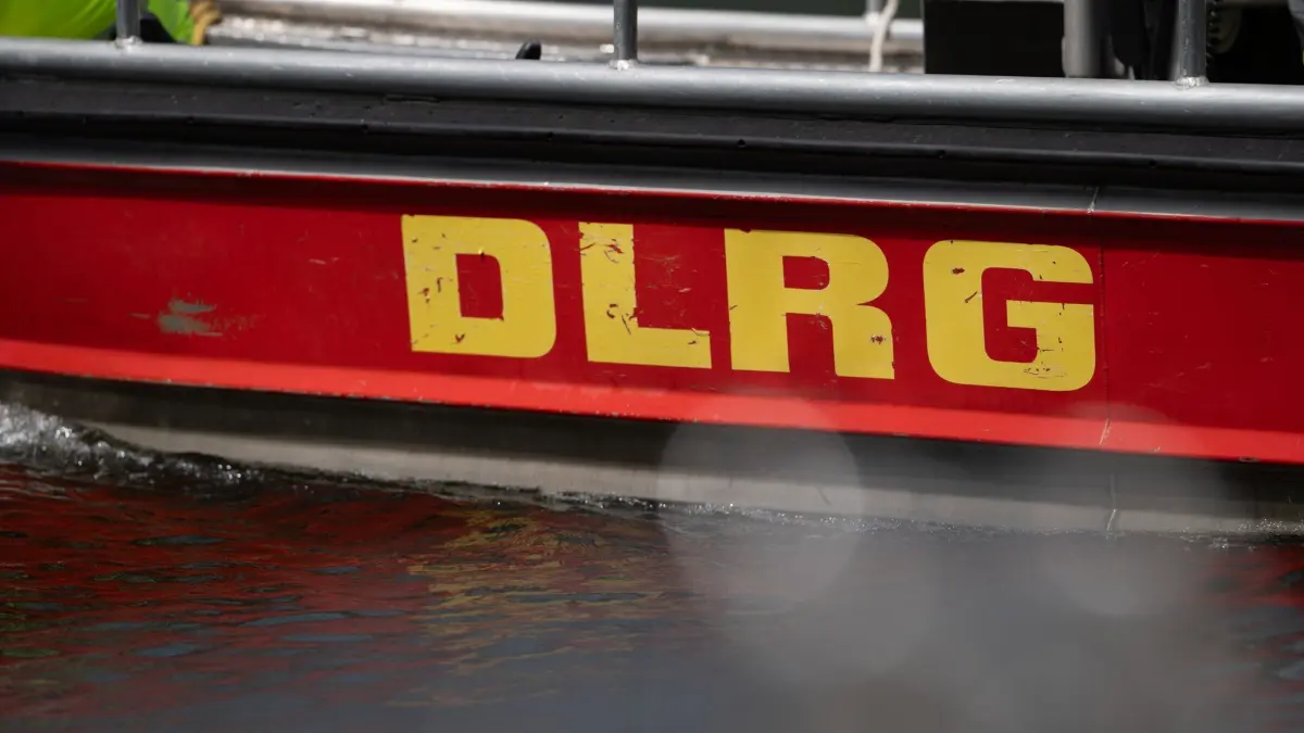 Deutsche Lebens-Rettungs-Gesellschaft DLRG: ARCHIV - 15.05.2025, Baden-Württemberg, Stuttgart: Das Logo der Deutsche Lebens-Rettungs-Gesellschaft (DLRG) auf einem Boot. (zu dpa: «Mann nach Rettung aus Alster wiederbelebt») Foto: Markus Lenhardt/dpa +++ dpa-Bildfunk +++