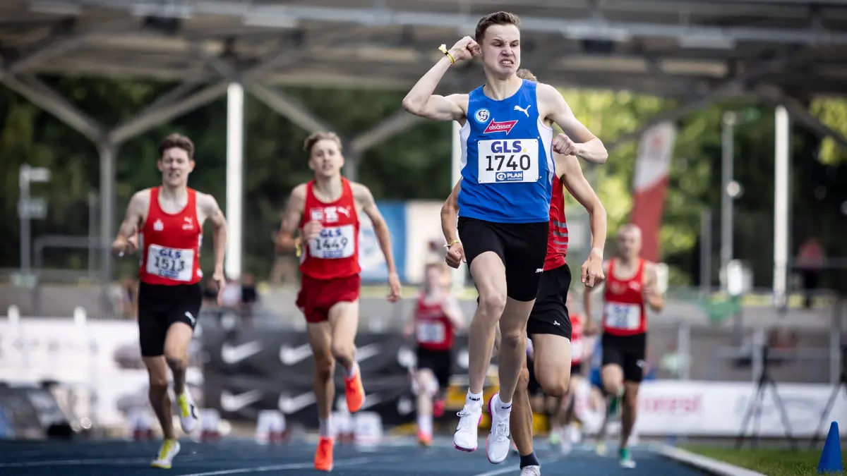 Deutsche Meisterschaften U23/U18 Bochum-Wattenscheid, 04.07.2026 Zieljubel: Dominik Wiedenmann VfL Sindelfingen wird Deutscher Meister über 1500m der Männlichen Jugend U18 Deutsche Meisterschaften U23/U18 am 04.07.2026 im Lohrheidestadion in Bochum-Wattenscheid Nordrhein-Westfalen. *** German U23 and U18 Championships, Bochum-Wattenscheid, July 4, 2026: Dominik Wiedenmann of VfL Sindelfingen crosses the finish line in triumph to become the German champion in the mens U18 1,500-meter race at the German U23 and U18 Championships on July 4, 2026, at Lohrheidestadion in Bochum Wattenscheid, North Rhine-Westphalia Copyright: xBEAUTIFULxSPORTS/R.xSchmittx