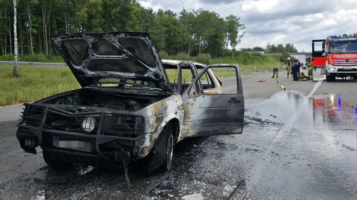 Am Sonntag mittag wurde die Feuerwehr Boeblingen zu einem PKW Brand auf die A 81 am Grund Stuttgart alarmiert. Beim Eintreffen stand ein VW Golf, der schon das Alter eines Oldtimers erreicht hatte. In Vollbrand der Feuerwehr gelang, ist das Feuer zu loeschen, der Oldtimer brannte vollstaendig aus. Im Zuge der Loeschmassnahmen muss eine Fahrspur der 81 von Stuttgart kommendgesperrt werden. Am VW Golf entstand Totalschaden. Der Sachschaden wird auf circa 60.000 € beziffert.