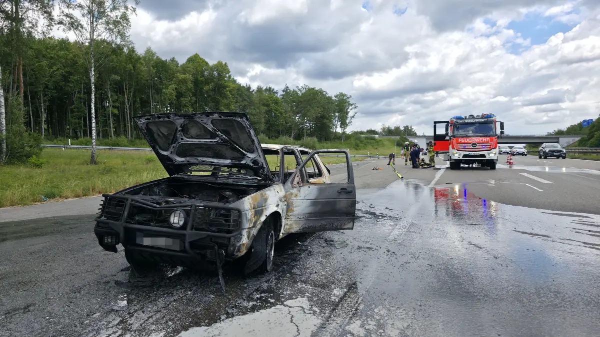 Am Sonntag mittag wurde die Feuerwehr Boeblingen zu einem PKW Brand auf die A 81 am Grund Stuttgart alarmiert. Beim Eintreffen stand ein VW Golf, der schon das Alter eines Oldtimers erreicht hatte. In Vollbrand der Feuerwehr gelang, ist das Feuer zu loeschen, der Oldtimer brannte vollstaendig aus. Im Zuge der Loeschmassnahmen muss eine Fahrspur der 81 von Stuttgart kommendgesperrt werden. Am VW Golf entstand Totalschaden. Der Sachschaden wird auf circa 60.000 € beziffert.