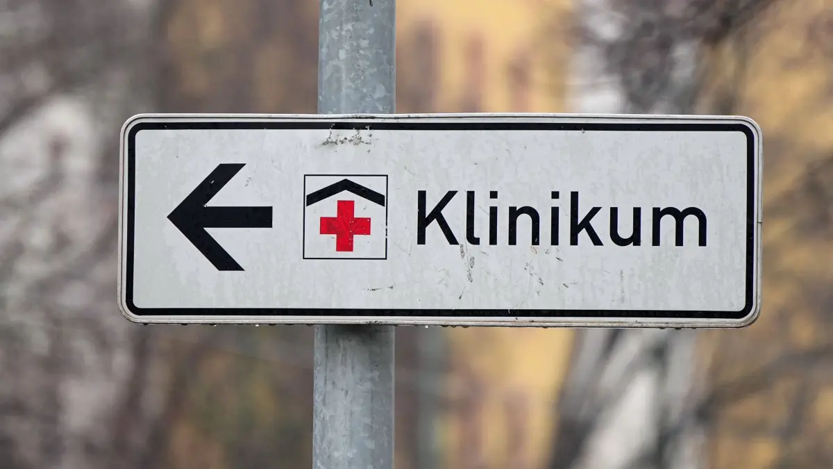 Klinikum Ernst von Bergmann Potsdam: ARCHIV - 10.03.2023, Brandenburg, Potsdam: Ein Schild mit rotem Kreuz weist den Weg zum Klinikum Ernst von Bergmann. (zu dpa: «Klinikum in Potsdam streicht Orthopädie und Gefäßchirurgie») Foto: Soeren Stache/dpa +++ dpa-Bildfunk +++