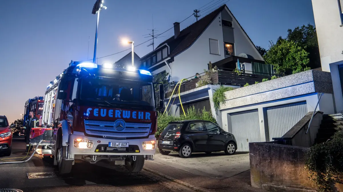 Grafenau-Doeffingen: Schmorbrand in einem Gartenhaus - eine verletzte Person: Am Samstagabend kam es in Doeffingen im Finkenweg zu einem Feuerwehreinsatz. Wie die Feuerwehr berichtet, kam es in einem Gartenhaus zu einem Schmorbrand. Eine Person kam mit Rauchgasvereltzungen ins Krankenhaus. Das Gartenhaus befindet sich im hinteren Teil eine Grundsueckes. Weiter Informationen liegen noch noch nicht vor