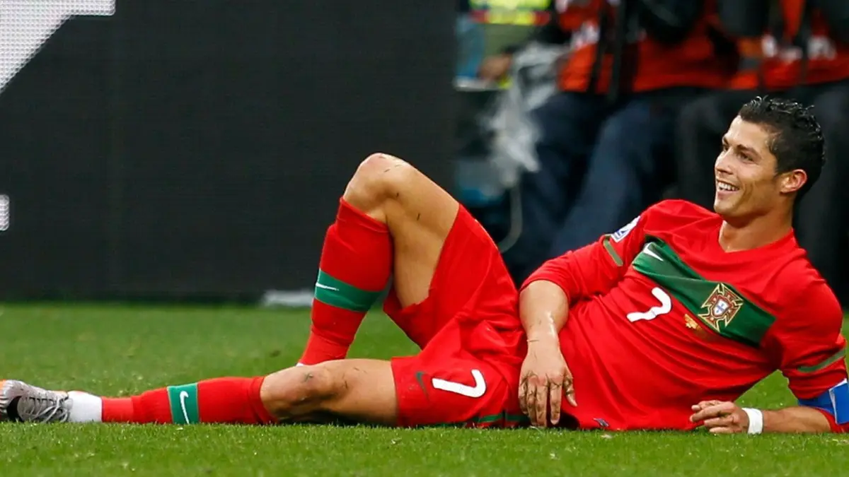 WM - Cristiano Ronaldo: ARCHIV - 21.06.2010, Südafrika, Kapstadt: ARCHIVFOTO – Der Portugiese Cristiano Ronaldo lächelt während des Fußballspiels der Gruppe G der Weltmeisterschaft gegen Nordkorea in Kapstadt, Südafrika, am 21. Juni 2010. Portugal gewann mit 7:0. Foto: Armando Franca/AP/dpa +++ dpa-Bildfunk +++