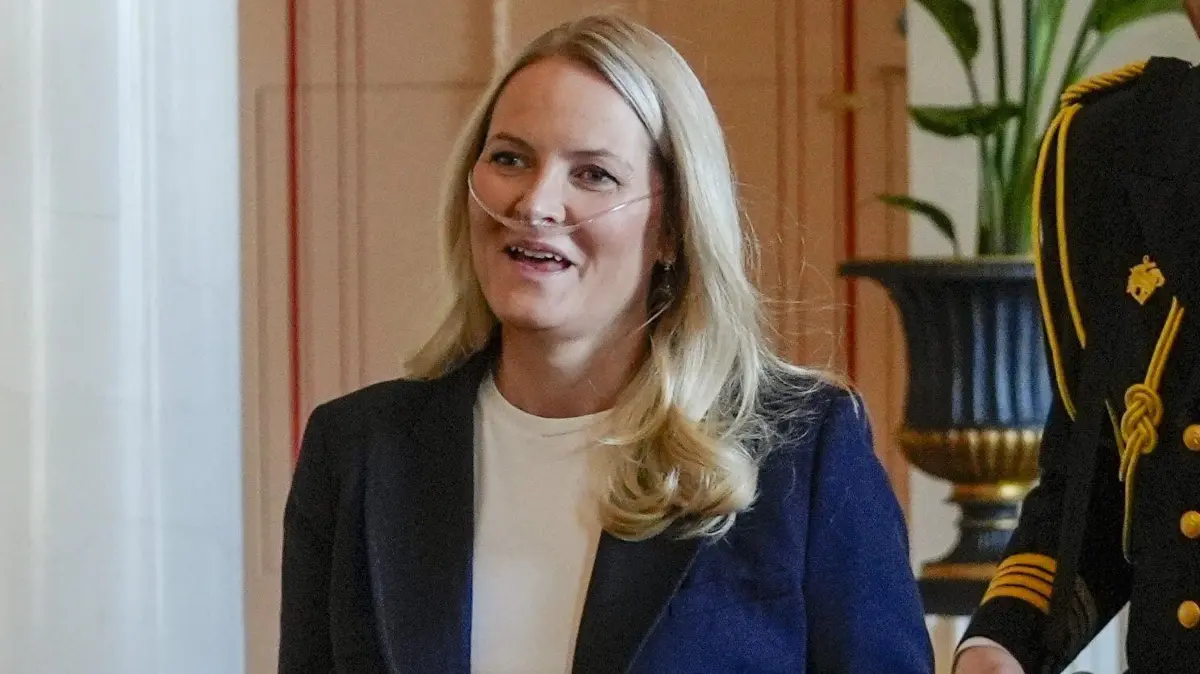 Die norwegische Kronprinzessin Mette-Marit trägt zum ersten Mal ein Sauerstoffgerät zu einem offiziellen Termin bei einem Empfang für die norwegischen Athleten der Paralympics in Mailand und Cortina 2026. Jetzt gibt das Königshaus erste Bilder heraus, die die Prinzessin nach der OP zeigen.